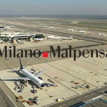 Appartamento 10' Da Malpensa & 1' Dalla Stazione TreniShuttle Somma Lombardo Esterno foto