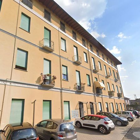 Appartamento 10' Da Malpensa & 1' Dalla Stazione TreniShuttle Somma Lombardo Esterno foto